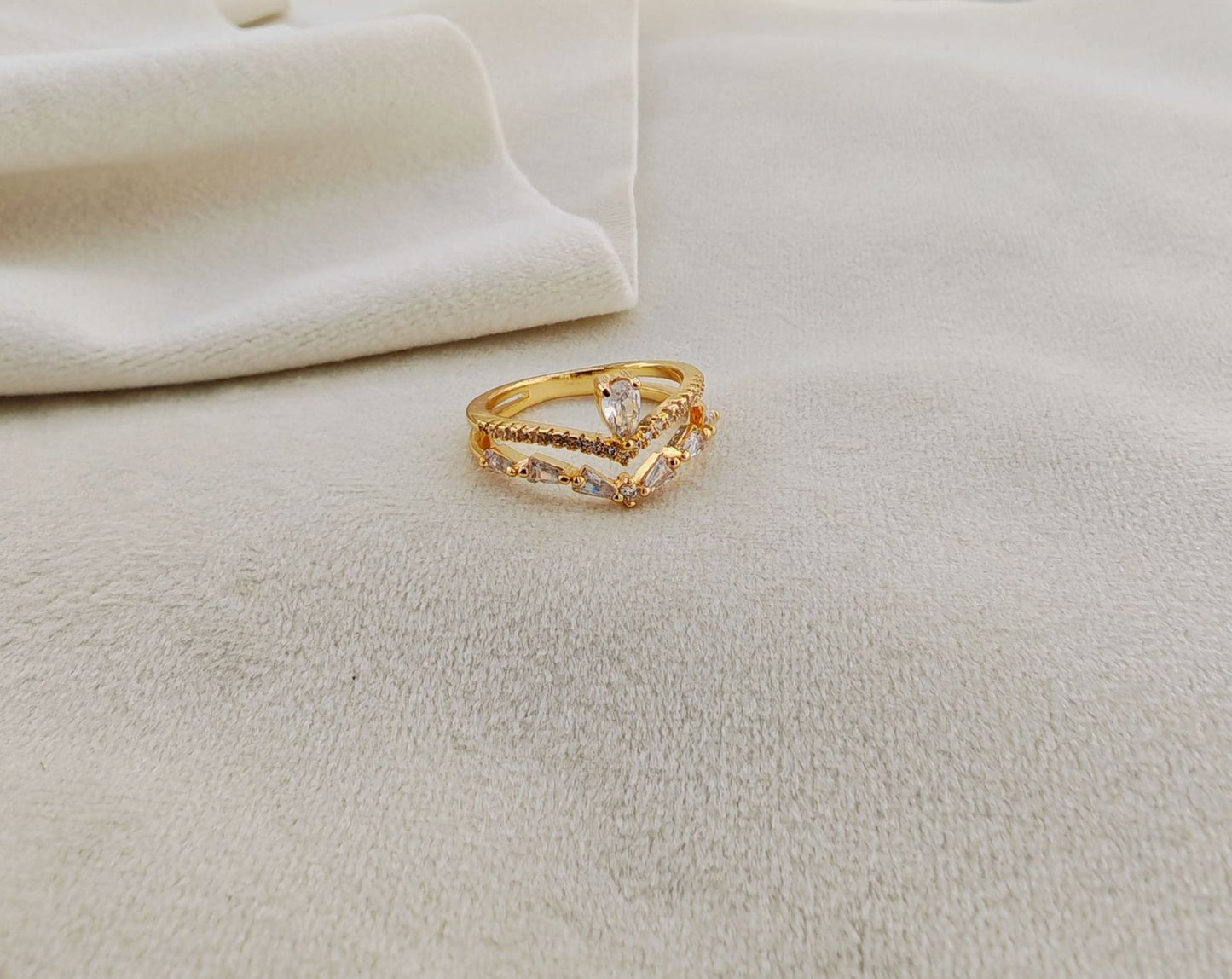 European And American Stone Golden Lily Crystal Ring